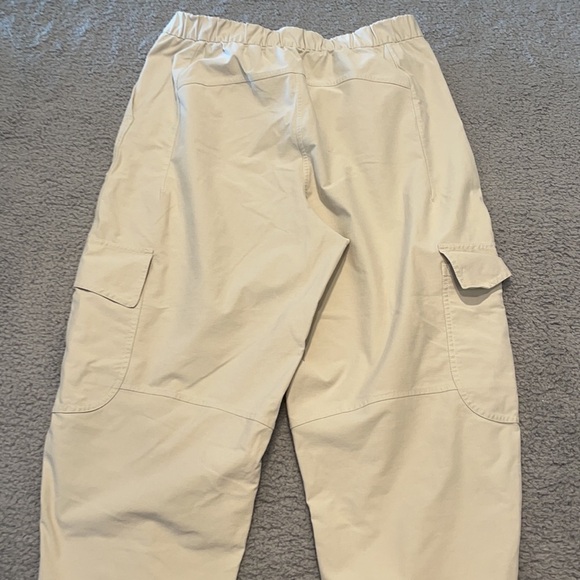 Lululemon Light Utilitech Cargo Pocket High-Rise Pant
Natural Ivory size 27 - Picture 9 of 12